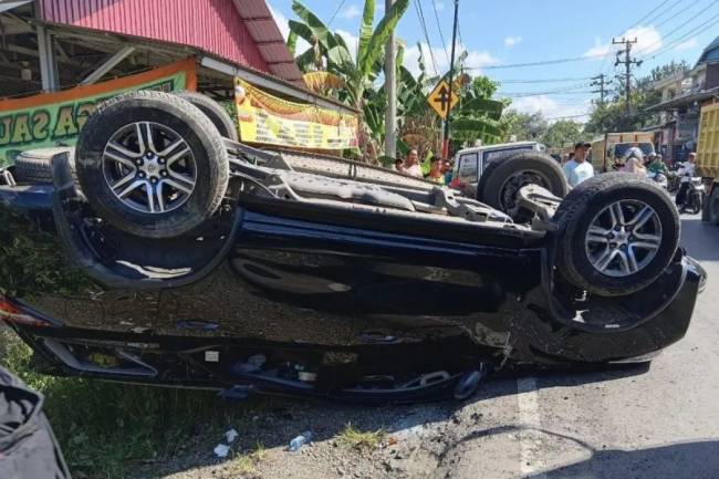 Petugas kepolisian memeriksa salah satu kendaraan usai mengalami tabrakan yang melibatkan tiga mobil di Simpang Empat Desa Barikin Kabupaten Hulu Sungai Tengah (HST) Provinsi Kalsel pada Rabu (7/5/2025). (Foto: ANTARA/HO-Relawan)