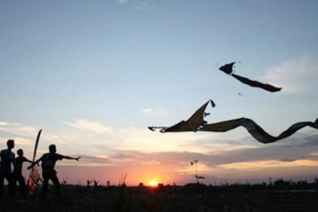 Sekelompok warga menaikkan layangan dandang di areal persawahan Desa Bitahan Kecamatan Lokpaikat Kabupaten Tapin Kalimantan Selatan, Minggu (11/9/2011). (Dokumentasi ANTARA/Herry Murdy Hermawan)