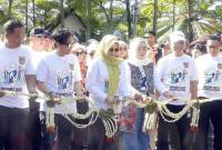 Wakil Ketua TP PKK Kalsel Ellyana Trisya bersama Masrupah Syarifuddin Ketua Dharma Wanita Persatuan (DWP), didampingi Wakil Gubernur Kalsel, Hasnuryadi, serta jajaran Forkopimda Kalsel membuka secara resmi gelaran Pasar Murah dalam rangkaian peringatan May day di Eks Kantor Gubernur Siring Nol Kilometer Banjarmasin, Kamis (1/5/2025). (Foto: ANTARA/Latif Thohir)