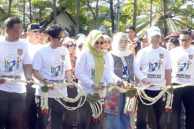 Wakil Ketua TP PKK Kalsel Ellyana Trisya bersama Masrupah Syarifuddin Ketua Dharma Wanita Persatuan (DWP), didampingi Wakil Gubernur Kalsel, Hasnuryadi, serta jajaran Forkopimda Kalsel membuka secara resmi gelaran Pasar Murah dalam rangkaian peringatan May day di Eks Kantor Gubernur Siring Nol Kilometer Banjarmasin, Kamis (1/5/2025). (Foto: ANTARA/Latif Thohir)