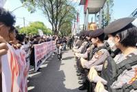 Aliansi Gerakan Buruh Bersama Rakyat Kalimantan Tengah melakukan aksi dalam rangka memperingati Hari Buruh di kantor gubernur di Palangka Raya, Kamis (1/5/2025). (Foto: ANTARA/M Arif Hidayat)