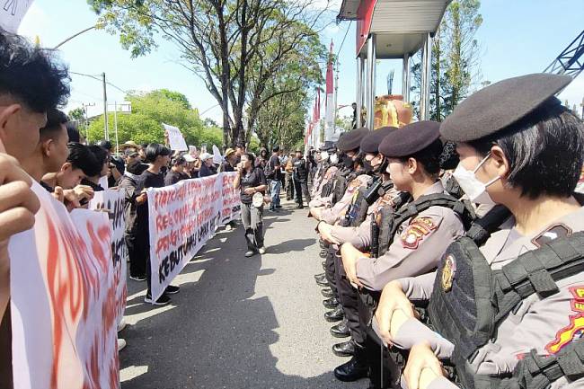 Aliansi Gerakan Buruh Bersama Rakyat Kalimantan Tengah melakukan aksi dalam rangka memperingati Hari Buruh di kantor gubernur di Palangka Raya, Kamis (1/5/2025). (Foto: ANTARA/M Arif Hidayat)