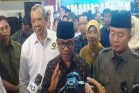 Menteri Desa Dan Pembangunan Daerah Tertinggal Republik Indonesia H Yandri Susanto (kiri) didampingi Gubernur Kalsel H Muhidin (Kanan) memberikan keterangan pers usai kegiatan dialog percepatan musyawarah desa/ kelurahan khusus pembentukan koperasi desa kelurahan merah putih, di Banjarbaru, Rabu (21/5/2025). (ANTARA/Gunawan Wibisono)