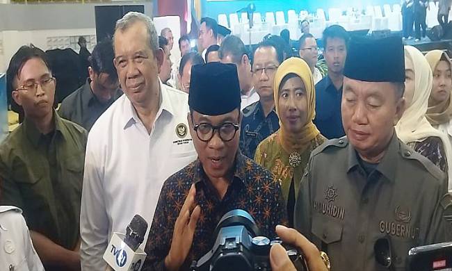 Menteri Desa Dan Pembangunan Daerah Tertinggal Republik Indonesia H Yandri Susanto (kiri) didampingi Gubernur Kalsel H Muhidin (Kanan) memberikan keterangan pers usai kegiatan dialog percepatan musyawarah desa/ kelurahan khusus pembentukan koperasi desa kelurahan merah putih, di Banjarbaru, Rabu (21/5/2025). (ANTARA/Gunawan Wibisono)
