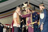 Ketua Dewan Adat Dayak (DAD) Kalteng sekaligus Gubernur Kalteng Agustiar Sabran saat proses penganugerahan gelar kehormatan adat kepada Menko Pangan Zulkifli Hasan di Palangka Raya, Kamis, (22/5/2025). (ANTARA/M Arif Hidayat)