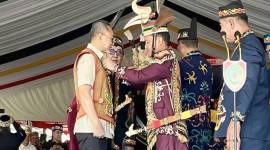 Ketua Dewan Adat Dayak (DAD) Kalteng sekaligus Gubernur Kalteng Agustiar Sabran saat proses penganugerahan gelar kehormatan adat kepada Menko Pangan Zulkifli Hasan di Palangka Raya, Kamis, (22/5/2025). (ANTARA/M Arif Hidayat)