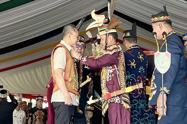 Ketua Dewan Adat Dayak (DAD) Kalteng sekaligus Gubernur Kalteng Agustiar Sabran saat proses penganugerahan gelar kehormatan adat kepada Menko Pangan Zulkifli Hasan di Palangka Raya, Kamis, (22/5/2025). (ANTARA/M Arif Hidayat)