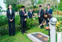 Menteri Komunikasi dan Digital Meutya Hafid melakukan tabur bunga dalam acara peringatan Harkitnas di Taman Makam Pahlawan (TMP) Kalibata, Jakarta Selatan, Selasa (20/5/2025). (ANTARA/HO-Kementerian Komdigi)