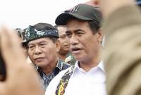Menteri Pertanian RI Andi Amran Sulaiman bersama Gubernur Kaltara Zainal A Paliwang saat memberi keterangan pers kepada awak media di areal persawahan Desa Sajau, Kecamatan Tanjung Palas Timur, Kabupaten Bulungan, Provinsi Kalimantan Utara, Kamis (8/5/2025). (Foto: ANTARA/M Arfan)