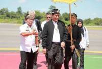 Menteri Pertanian RI Andi Amran Sulaiman (tengah) tiba di bandara Tanjung Harapan, Tanjung Selor, Kabupaten Bulungan, Rabu (7/5/2025). Ia disambut Gubernur Kaltara Zainal A Paliwang (kiri). (Foto: ANTARA/M Arfan)