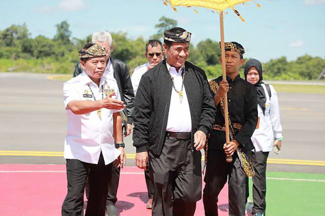 Menteri Pertanian RI Andi Amran Sulaiman (tengah) tiba di bandara Tanjung Harapan, Tanjung Selor, Kabupaten Bulungan, Rabu (7/5/2025). Ia disambut Gubernur Kaltara Zainal A Paliwang (kiri). (Foto: ANTARA/M Arfan)