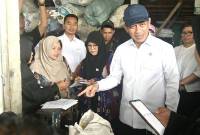 Menteri Lingkungan Hidup (LH) Hanif Faisol Nurofiq memberikan keterangan usai mengunjungi Bank Sampah Sekumpul di Martapura, Kabupaten Banjar, Kalimantan Selatan, Rabu (21/5/2025). (ANTARA/Tumpal A Aritonang)