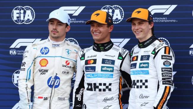Peraih position Lando Norris (tengah) berfoto sambil diapit oleh Leclerc (kiri) dan Piastri usai kualifikasi F1 GP Monako 2025, Sabtu (24/5/2025). (Foto: REUTERS/Piroschka Van De Wouw)