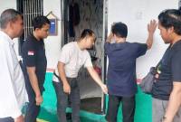 Petugas ketika tengah memeriksa napi yang kedapatan menyimpan sabu di Rutan Kelas IIA Palangka Raya. (Foto: ANTARA/HO-Humas Polresta Palangka Raya)
