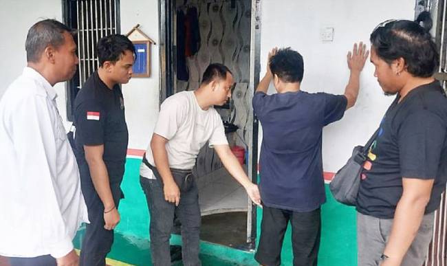 Petugas ketika tengah memeriksa napi yang kedapatan menyimpan sabu di Rutan Kelas IIA Palangka Raya. (Foto: ANTARA/HO-Humas Polresta Palangka Raya)
