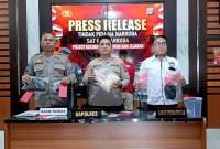 Polres Kotim menunjukkan hasil pengungkapan kasus tindak pidana narkotika yang melibatkan oknum aparatur desa, Sampit, Rabu (7/5/2025). (Foto: ANTARA/Devita Maulina)