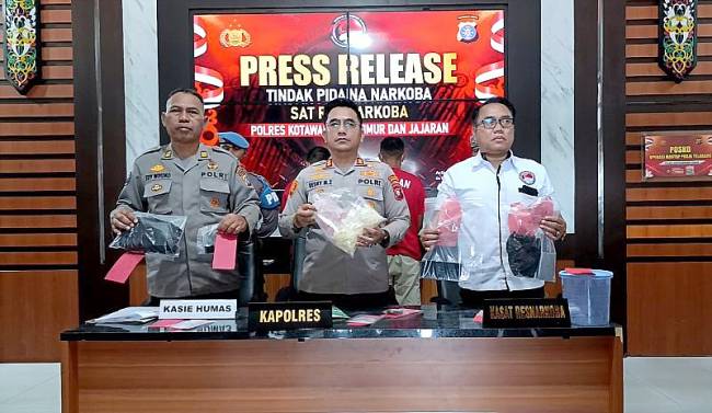 Polres Kotim menunjukkan hasil pengungkapan kasus tindak pidana narkotika yang melibatkan oknum aparatur desa, Sampit, Rabu (7/5/2025). (Foto: ANTARA/Devita Maulina)
