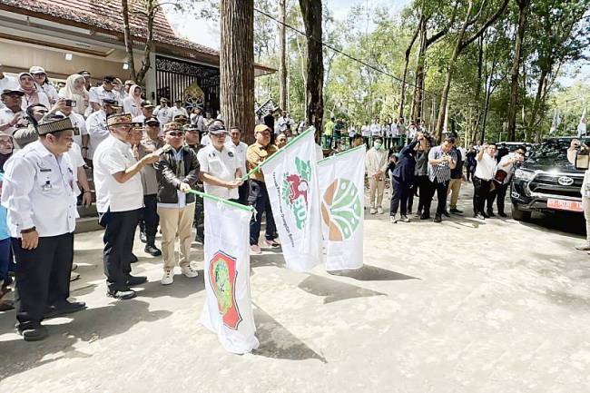 Gubernur Kalteng Agustiar Sabran saat pelepasliaran orang utan, penanaman pohon, dan restocking benih ikan lokal di Hutan Kota Nyaru Menteng, Kelurahan Tumbang Tahai, Kecamatan Bukit Batu, Palangka Raya, Rabu (21/5/2025). (ANTARA/Adi Wibowo)