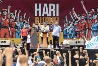 Presiden Prabowo Subianto (ketiga kiri) didampingi Presiden Konfederasi Serikat Pekerja Indonesia (KSPI) dan Presiden Partai Buruh Said Iqbal (kedua kiri), Presiden Konfederasi Serikat Buruh Seluruh Indonesia (KSBSI) Elly Rosita Silaban (kiri), dan Ketua Umum Konfederasi Serikat Pekerja Seluruh Indonesia (KSPSI) Pembaruan Jumhur Hidayat (kanan) menyampaikan pidatonya pada perayaan Hari Buruh Internasional 2025 di kawasan Monas, Jakarta, Kamis (1/5/2025). (Foto: ANTARA/M Adimaja)
