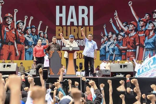 Presiden Prabowo Subianto (ketiga kiri) didampingi Presiden Konfederasi Serikat Pekerja Indonesia (KSPI) dan Presiden Partai Buruh Said Iqbal (kedua kiri), Presiden Konfederasi Serikat Buruh Seluruh Indonesia (KSBSI) Elly Rosita Silaban (kiri), dan Ketua Umum Konfederasi Serikat Pekerja Seluruh Indonesia (KSPSI) Pembaruan Jumhur Hidayat (kanan) menyampaikan pidatonya pada perayaan Hari Buruh Internasional 2025 di kawasan Monas, Jakarta, Kamis (1/5/2025). (Foto: ANTARA/M Adimaja)