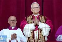 Kardinal Robert Francis Prevost dari Amerika Serikat sebagai Paus terpilih ke-267 dengan nama Paus Leo XIV menyapa ribuan umat Katolik yang berkumpul di alun-alun Basilika Santo Petrus, Vatikan, Kamis (8/5/2025) waktu setempat. (Foto: ANTARA/HO-Vatican Media)