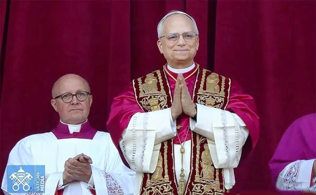 Kardinal Robert Francis Prevost dari Amerika Serikat sebagai Paus terpilih ke-267 dengan nama Paus Leo XIV menyapa ribuan umat Katolik yang berkumpul di alun-alun Basilika Santo Petrus, Vatikan, Kamis (8/5/2025) waktu setempat. (Foto: ANTARA/HO-Vatican Media)