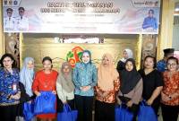 Ketua TP PKK Kalteng Aisyah Thisia Agustiar Sabran dan lainnya di sela pemeriksaan kesehatan gratis di Palangka Raya, Senin (19/5/2025). (ANTARA/Dokumentasi Pribadi)