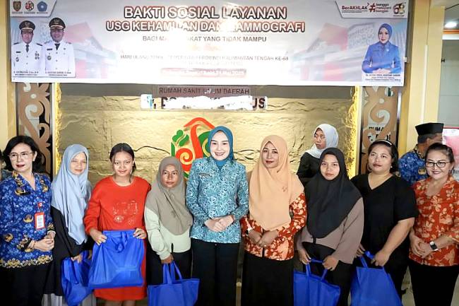 Ketua TP PKK Kalteng Aisyah Thisia Agustiar Sabran dan lainnya di sela pemeriksaan kesehatan gratis di Palangka Raya, Senin (19/5/2025). (ANTARA/Dokumentasi Pribadi)