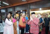 Gubernur Kalbar Ria Norsan menghadiri galadinner kegiatan Pekan Gawai Dayak ke-39 di Pontianak, Selasa (20/5/2025). (ANTARA/Rendra Oxtora)