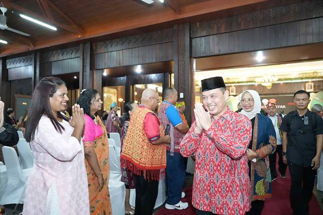 Gubernur Kalbar Ria Norsan menghadiri galadinner kegiatan Pekan Gawai Dayak ke-39 di Pontianak, Selasa (20/5/2025). (ANTARA/Rendra Oxtora)