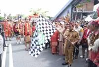 Wagub Kalbar Krisantus melepas pawai adat dayak pada kegiatan Pekan Gawai Dayak ke-39 yang dilaksanakan di Pontianak, Selasa (20/5/2025). (ANTARA/Rendra Oxtora)