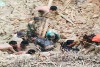 Warga bersama relawan gabungan melakukan pencarian dan evakuasi korban yang tertimbun tanah longsor di Banjarbaru, Minggu (18/5/2025). (ANTARA/HO-BPBD Banjarbaru)