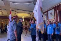 M. Syarifuddin menerima petaka KORMI dari Ketua KORMINAS saat pelantikan kepengurusan KORMIS Kalsel. Foto : MC Kalsel