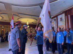 M. Syarifuddin menerima petaka KORMI dari Ketua KORMINAS saat pelantikan kepengurusan KORMIS Kalsel. Foto : MC Kalsel
