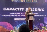 Pj Sekda Kalsel bacakan sambutan pada kegiatan road map pengendalian inflasi. Foto : MC Kalsel