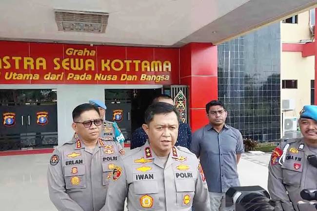Kapolda Kalteng Irjen Pol Iwan Kurniawan saat diwawancarai sejumlah wartawan di di Palangka Raya, Jumat (2/5/2025) sore. (Foto: ANTARA/Rajib Rizali)