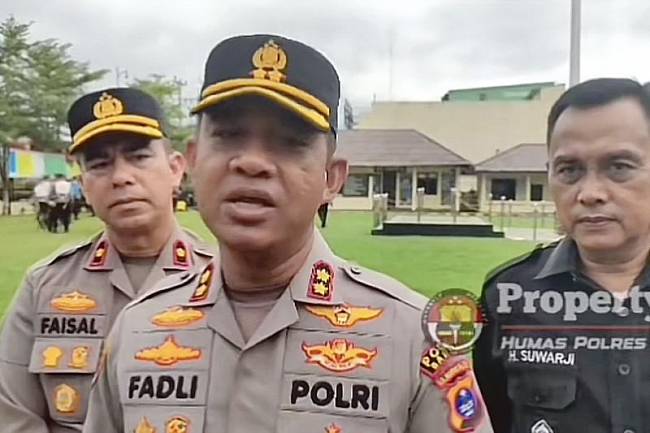 
Kapolres Banjar AKBP Fadli (tengah) memberikan keterangan terkait dugaan aksi premanisme di Dusun Baliangin Bawah, Kecamatan Pengaron, Kabupaten Banjar, Kalimantan Selatan, Senin (26/5/2025). (ANTARA/HO-Polres Banjar)