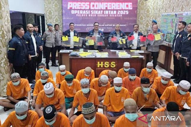 Para tersangka yang diciduk saat Operasi Sikat Intan 2025 selama 14 hari yang digelar Polres Hulu Sungai Selatan (HSS) saat konferensi pers di Kandangan, Kabupaten HSS, Kalimantan Selatan, Selasa (20/5/2025). (ANTARA/Fathurrahman)