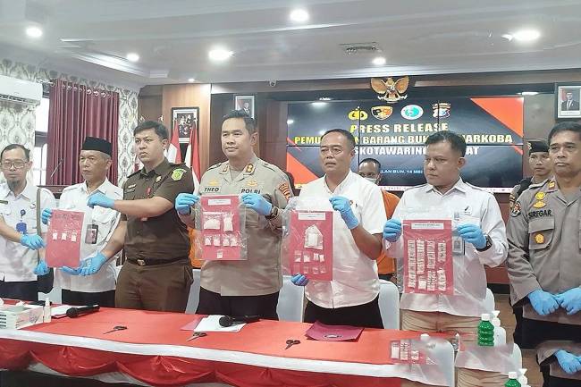 Polres Kobar saat melaksanakan pers release dan pemusnahan barang bukti narkotika di aula Satya prabu polres kobar, Rabu (14/5/2025) (Foto: ANTARA/Safitri RA)