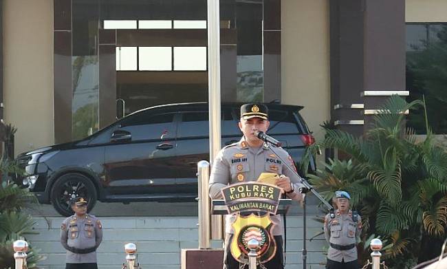 Kapolres Kubu Raya AKBP Kadek Ary Mahardika memimpin apel Satgas Operasi Premanisme di halaman Mapolres Kubu Raya, Jumat (9/5/2025) (Foto: ANTARA/HO-Jessica Helena Wuysang)