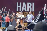 Presiden Prabowo Subianto (kedua kanan) meminum kopi saat menyampaikan pidatonya pada perayaan Hari Buruh Internasional 2025 di Kawasan Monas, Jakarta, Kamis (1/5/2025). Dalam pidatonya Prabowo menyampaikan akan membentuk Satgas PHK, meloloskan RUU perlindungan pekerja rumah tangga, serta berusaha memberantas korupsi di Indonesia. (Foto: ANTARA/M Adimaja)