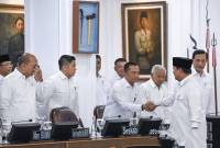 Presiden Prabowo Subianto (kedua kanan) menyalami Menteri Sekretaris Negara Prasetyo Hadi dan sejumah menteri kabinet Merah Putih saat bersiap memimpin Sidang Kabinet Paripurna di Kantor Presiden, Jakarta, Senin (5/5/2025). (Foto: ANTARA FOTO/Galih Pradipta)
