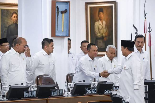 Presiden Prabowo Subianto (kedua kanan) menyalami Menteri Sekretaris Negara Prasetyo Hadi dan sejumah menteri kabinet Merah Putih saat bersiap memimpin Sidang Kabinet Paripurna di Kantor Presiden, Jakarta, Senin (5/5/2025). (Foto: ANTARA FOTO/Galih Pradipta)
