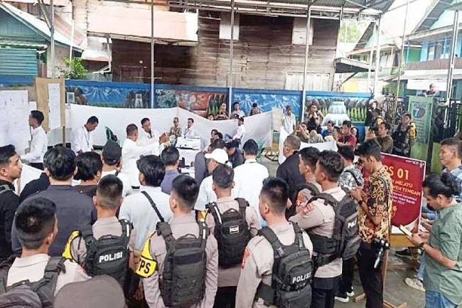 Petugas KPPS 01 Melayu melaksanakan perhitungan suara. Dalam perhitungan suara paslon 02 Agi-Saja unggul dari paslon 01 Gogo Helo di Muara Teweh, Sabtu (22/3/2025). (Foto: Dok ANTARA/Dokpri)