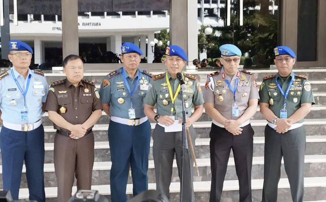 Danpuspom TNI Mayjen TNI Yusri Nuryanto bersama para komandan polisi militer TNI di Markas Besar TNI, Jakarta, Rabu (7/5/2025). (Foto: ANTARA/Bagus A Rizaldi)