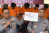 Kapolda Kaltim Irjen Pol Endar Priantoro (kiri) didampingi Kapolresta Samarinda Kombes Pol Hendri Umar saat konferensi pers kasus penembakan di Samarinda, Senin (5/5/2025). (Foto: ANTARA/M Risyal Hidayat)