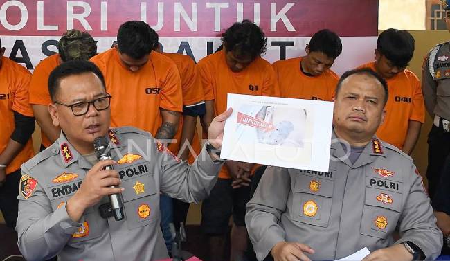 Kapolda Kaltim Irjen Pol Endar Priantoro (kiri) didampingi Kapolresta Samarinda Kombes Pol Hendri Umar saat konferensi pers kasus penembakan di Samarinda, Senin (5/5/2025). (Foto: ANTARA/M Risyal Hidayat)