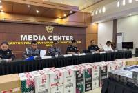 Bea Cukai Batam dan Lantamal IV Batam menggelar konferensi pers penggagalan upaya penyeludunpan barang kena cukai ilegal berupa 3,5 juta batang rokok tanpa pita cukai di Kantor Bea Cukai Batam, Kota Batam, Kepri, Senin (19/5/2025). (ANTARA/Laily Rahmawaty)