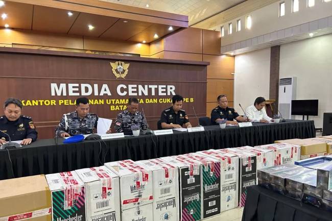 Bea Cukai Batam dan Lantamal IV Batam menggelar konferensi pers penggagalan upaya penyeludunpan barang kena cukai ilegal berupa 3,5 juta batang rokok tanpa pita cukai di Kantor Bea Cukai Batam, Kota Batam, Kepri, Senin (19/5/2025). (ANTARA/Laily Rahmawaty)