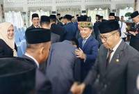 Gubernur Kalteng Agustiar Sabran (dua dari kanan) bersalaman dengan para pejabat yang baru saja dilantik, Palangka Raya, Jumat (9/5/2025). (Foto: ANTARA/M Arif Hidayat)